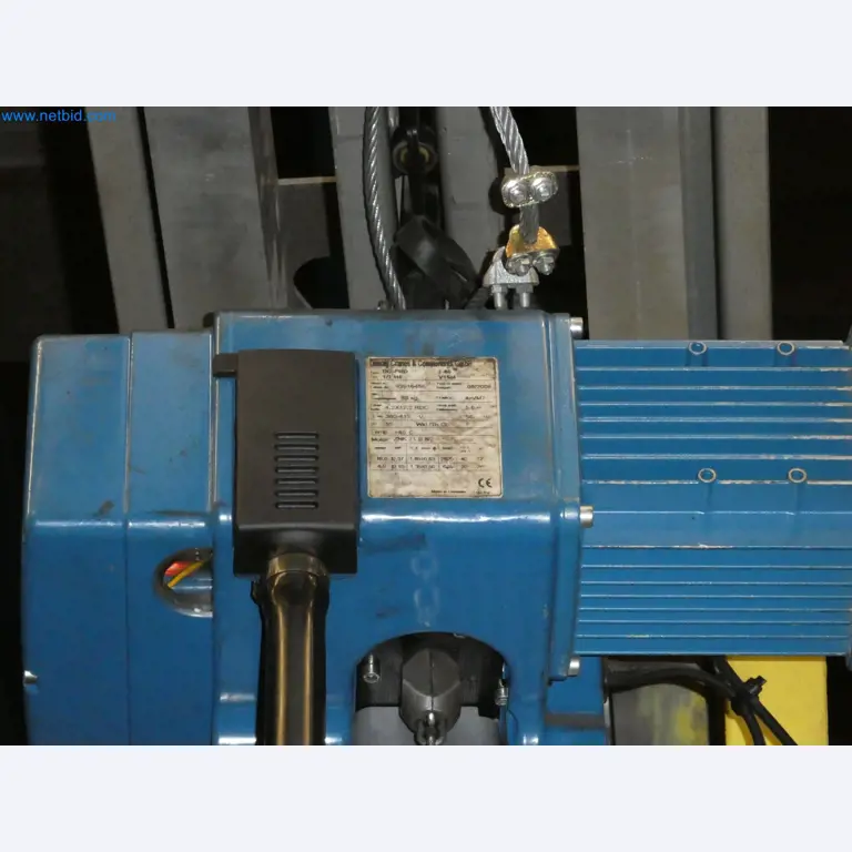 Robots, welding equipment and assembly accessories from the automotive industry-14