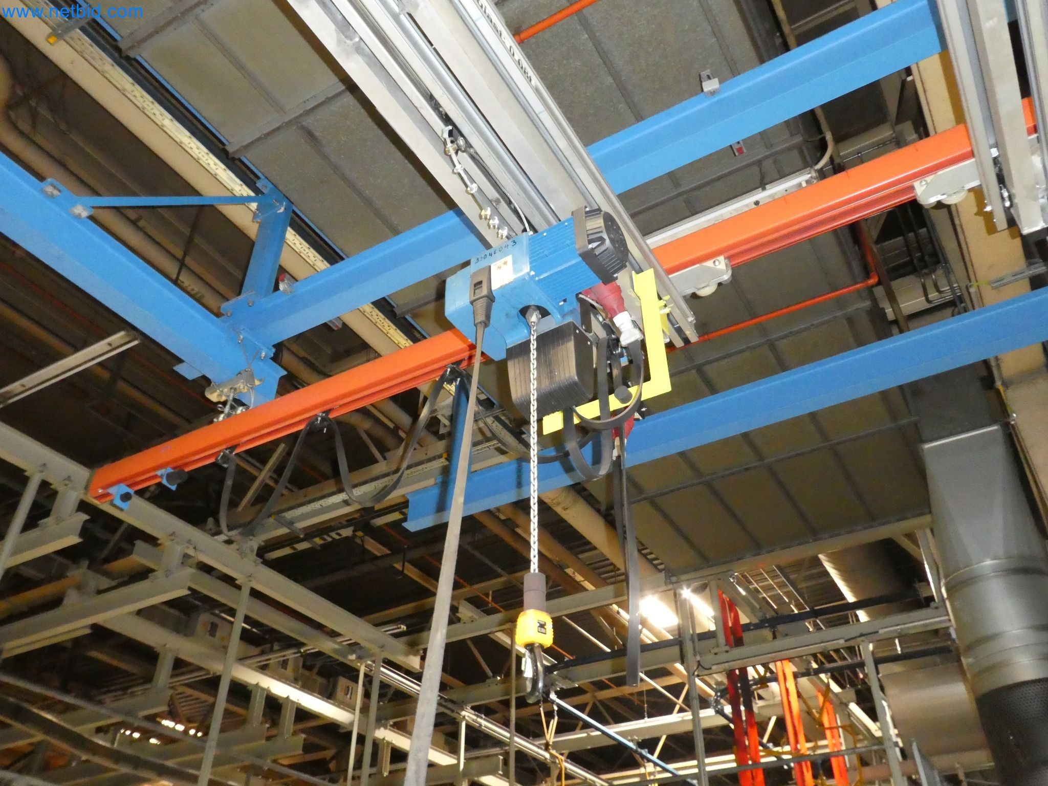 Robots, welding equipment and assembly accessories from the automotive industry-15