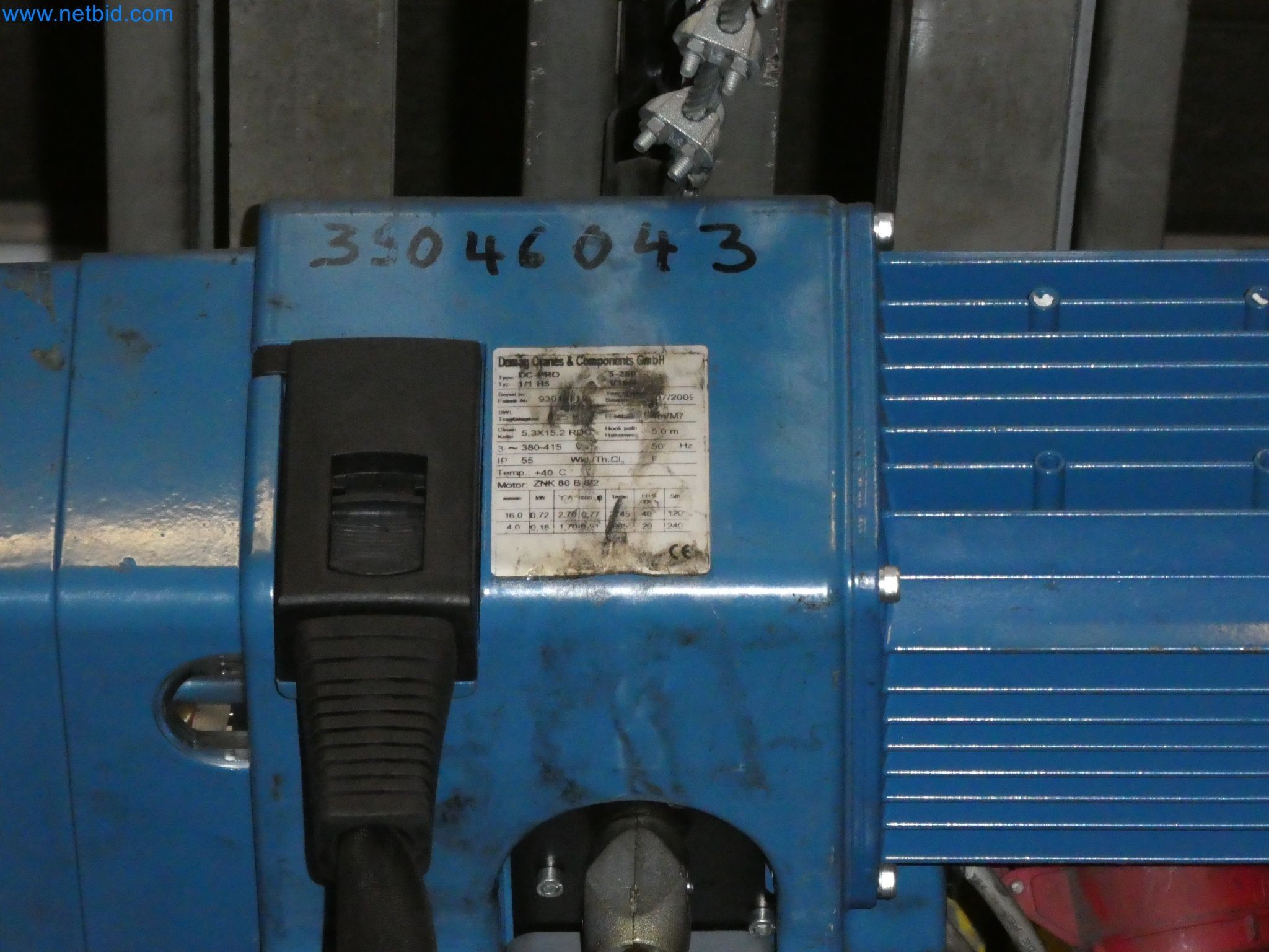 Robots, welding equipment and assembly accessories from the automotive industry-17