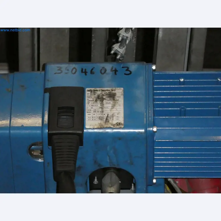 Robots, welding equipment and assembly accessories from the automotive industry-17