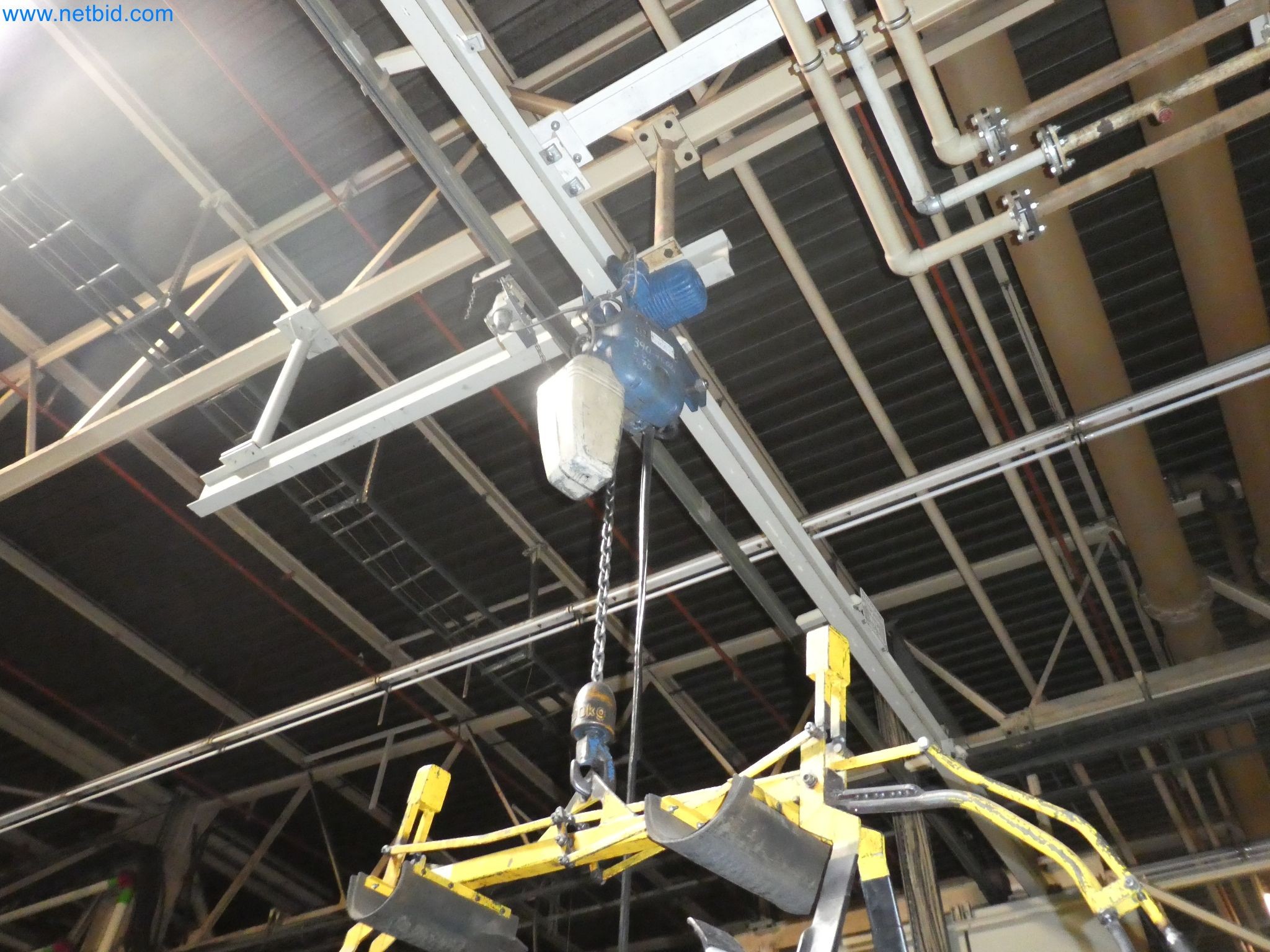 Robots, welding equipment and assembly accessories from the automotive industry-3