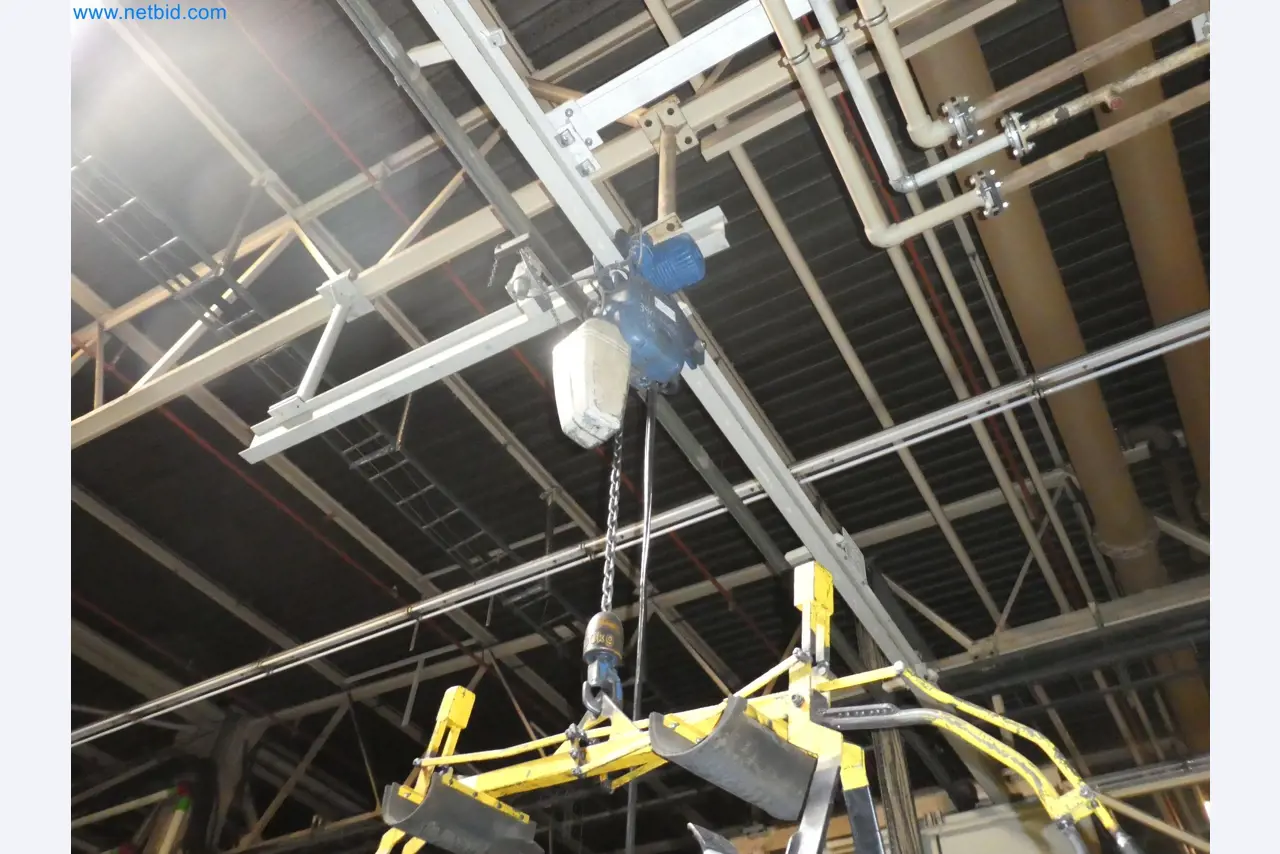 Robots, welding equipment and assembly accessories from the automotive industry-3