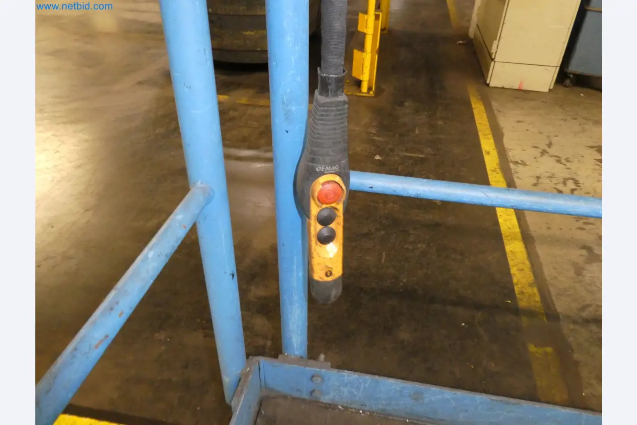 Robots, welding equipment and assembly accessories from the automotive industry-4