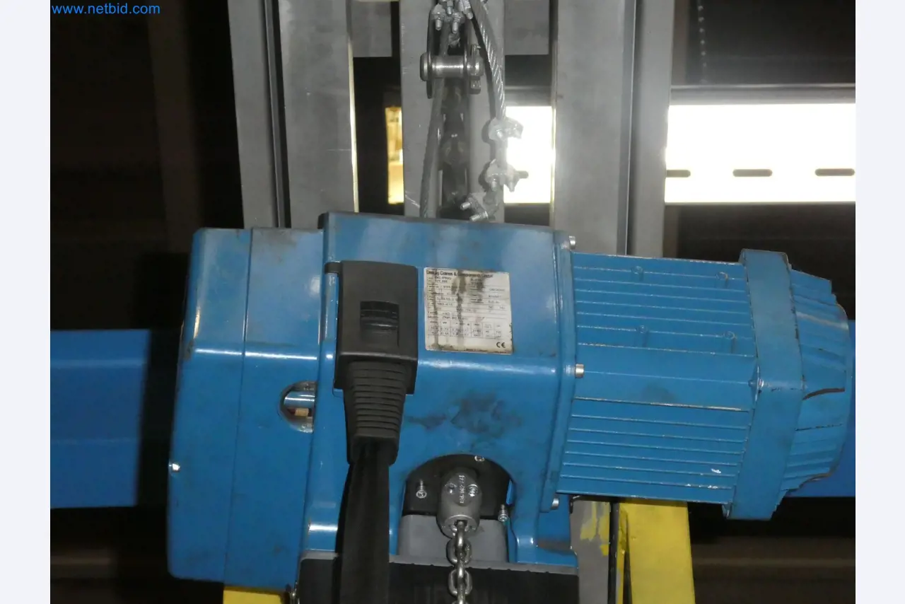 Robots, welding equipment and assembly accessories from the automotive industry-5