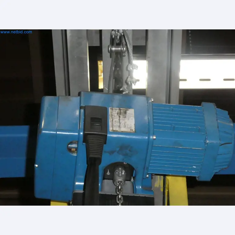 Robots, welding equipment and assembly accessories from the automotive industry-5