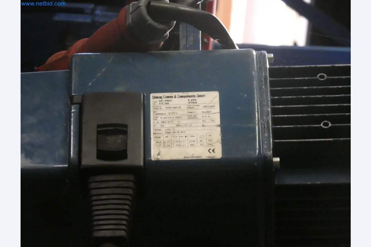 Robots, welding equipment and assembly accessories from the automotive industry-6