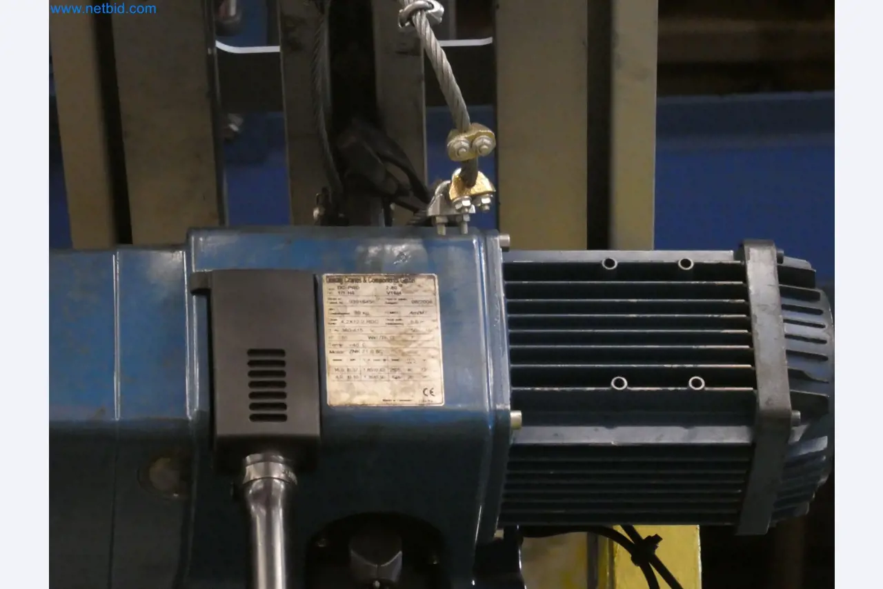 Robots, welding equipment and assembly accessories from the automotive industry-8