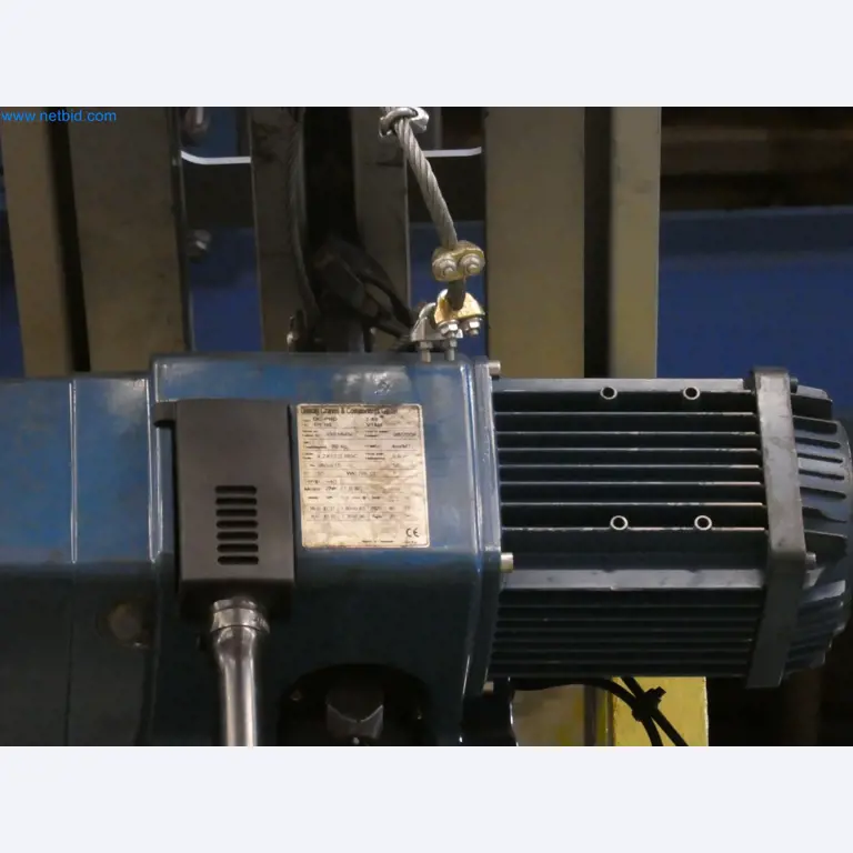 Robots, welding equipment and assembly accessories from the automotive industry-8