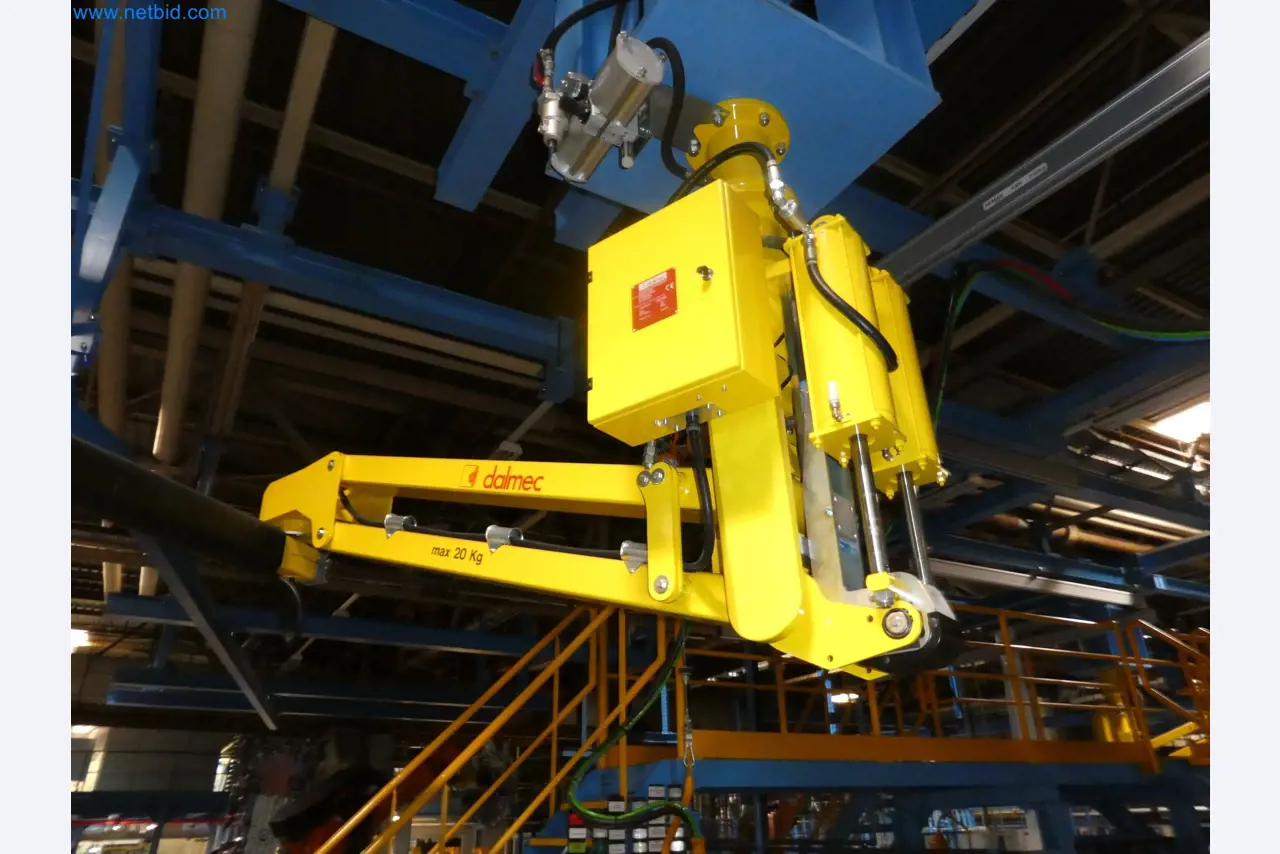 Robots, welding equipment and assembly accessories from the automotive industry-2