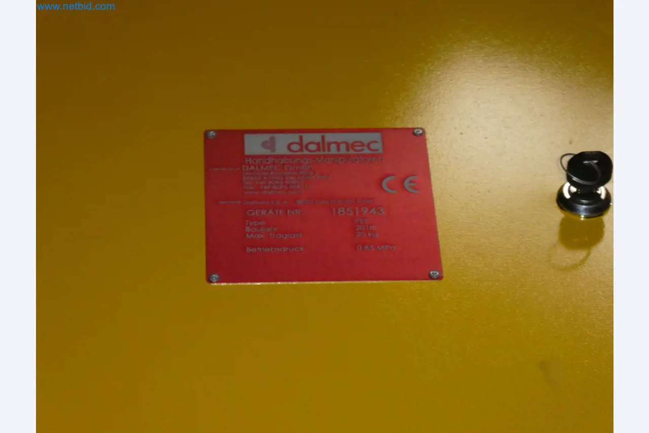 Robots, welding equipment and assembly accessories from the automotive industry-4