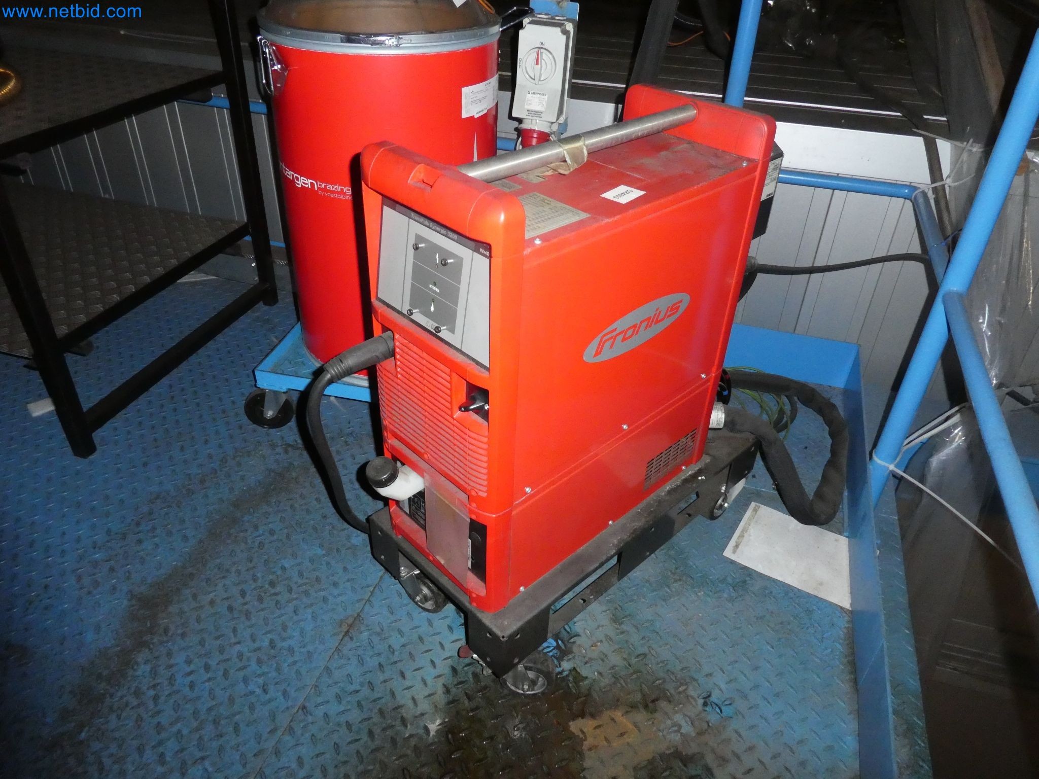 Robots, welding equipment and assembly accessories from the automotive industry-2