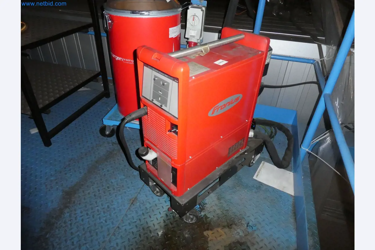 Robots, welding equipment and assembly accessories from the automotive industry-2