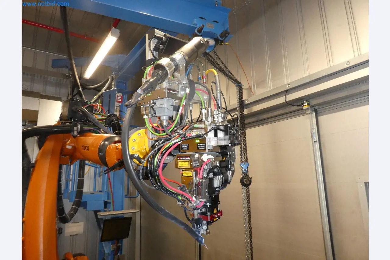 Robots, welding equipment and assembly accessories from the automotive industry-4