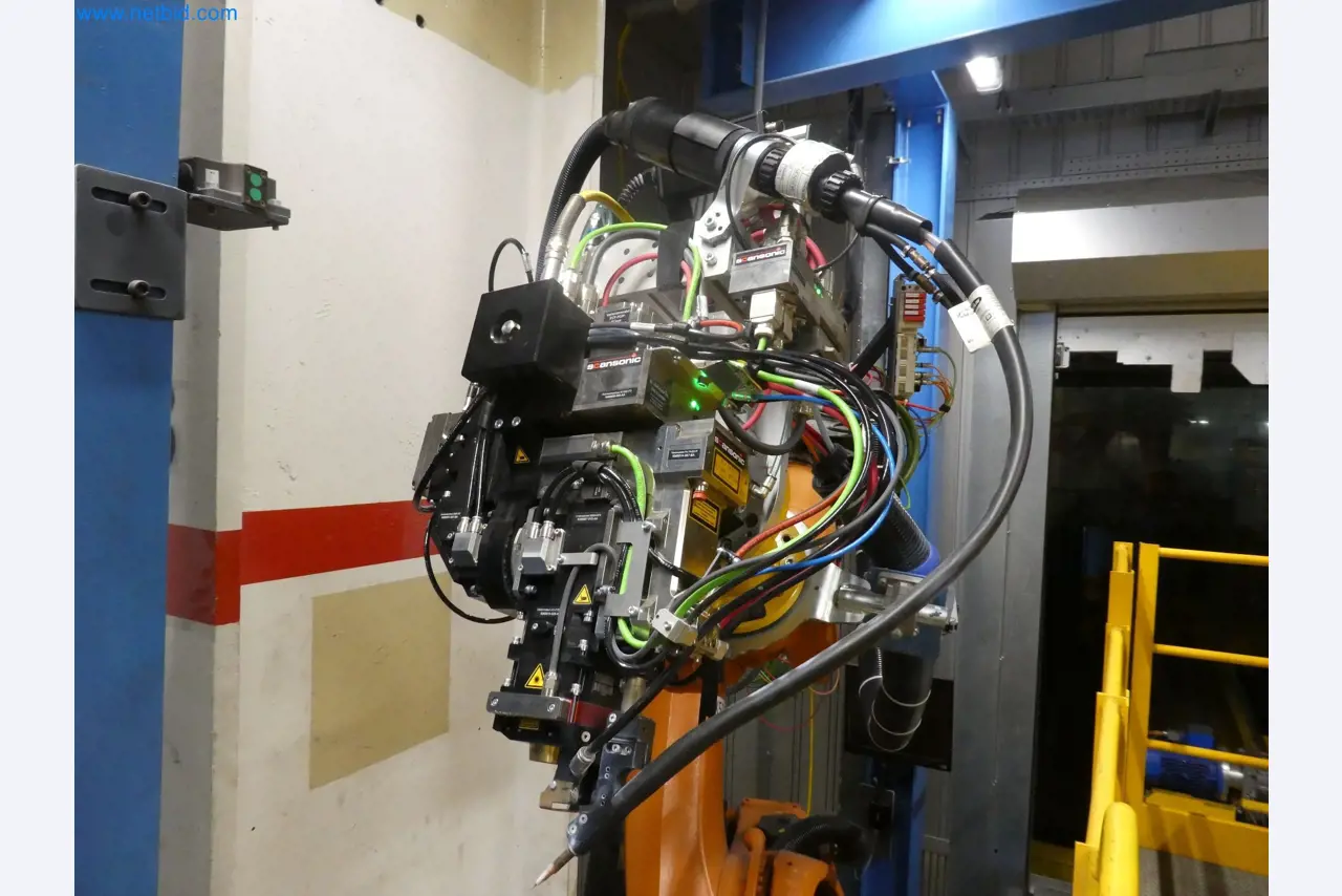 Robots, welding equipment and assembly accessories from the automotive industry-4