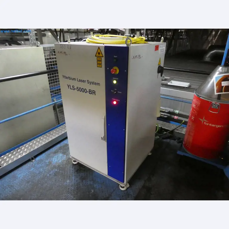 Robots, welding equipment and assembly accessories from the automotive industry-4