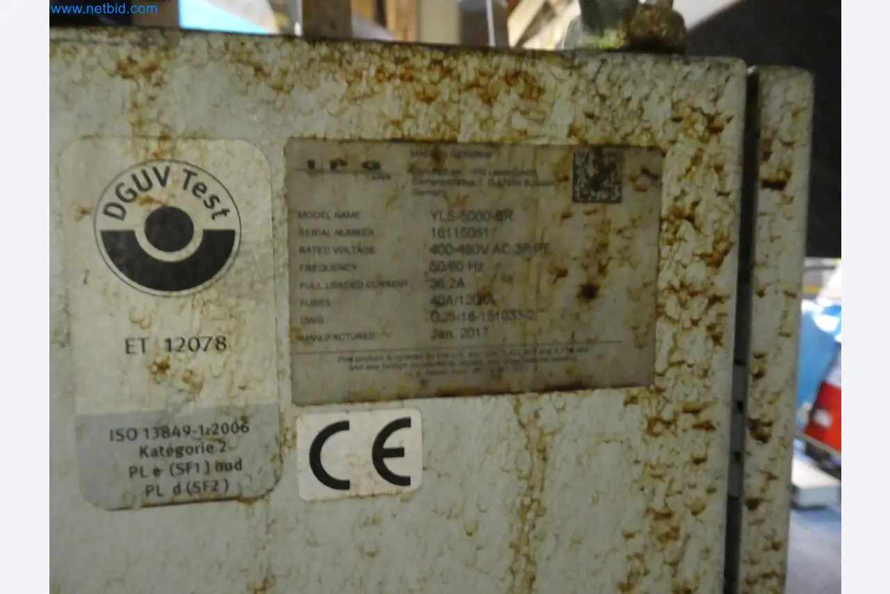 Robots, welding equipment and assembly accessories from the automotive industry-3