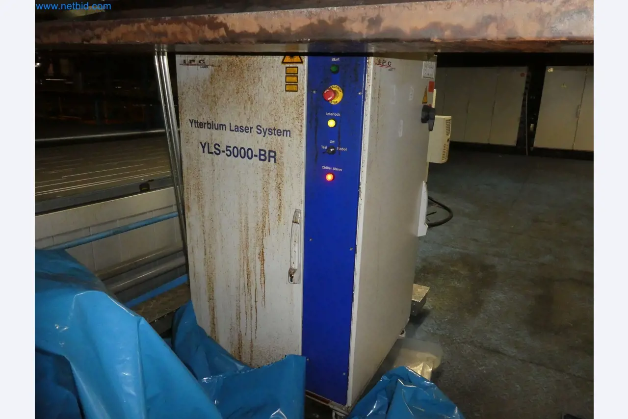 Robots, welding equipment and assembly accessories from the automotive industry-4