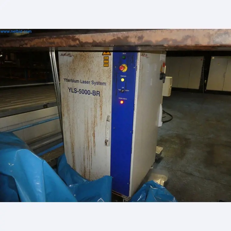 Robots, welding equipment and assembly accessories from the automotive industry-4