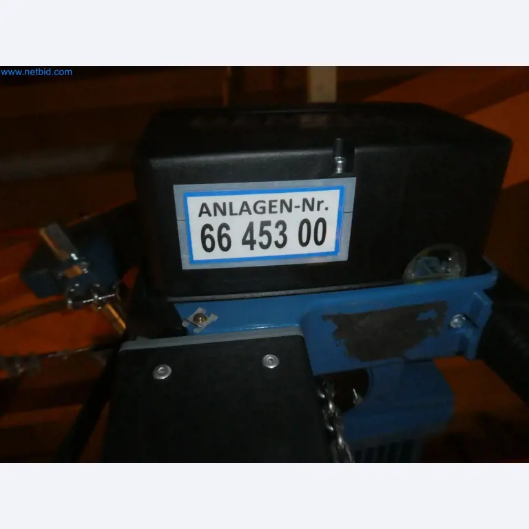 Robots, welding equipment and assembly accessories from the automotive industry-1