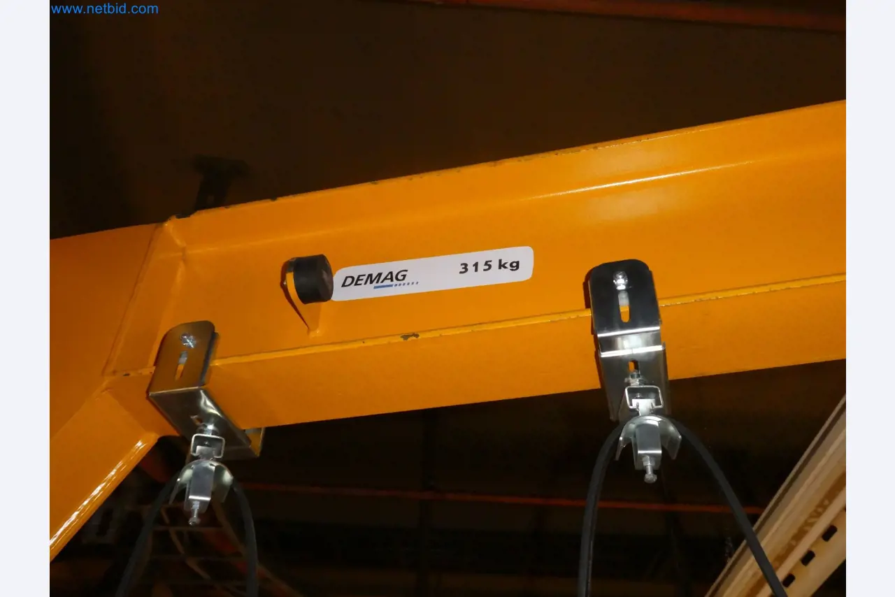 Robots, welding equipment and assembly accessories from the automotive industry-2