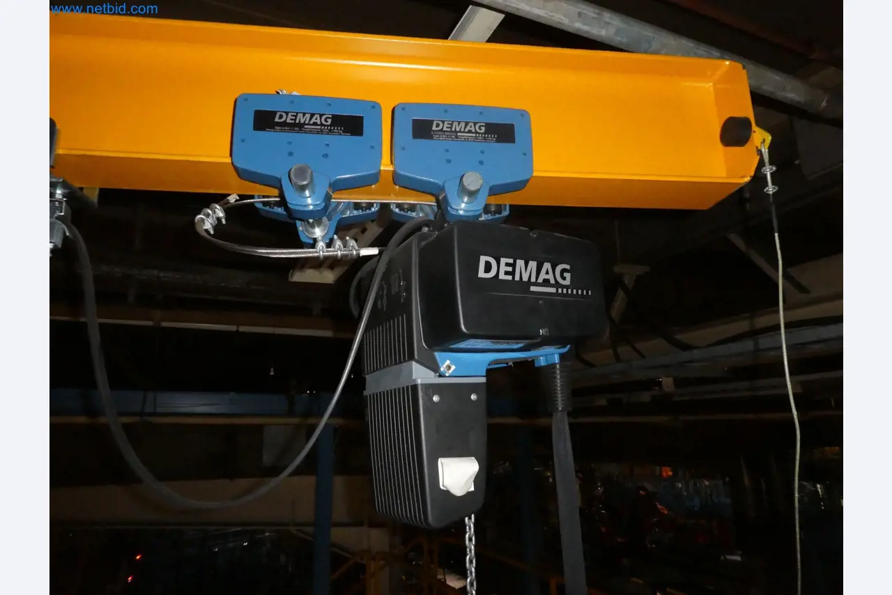 Robots, welding equipment and assembly accessories from the automotive industry-3