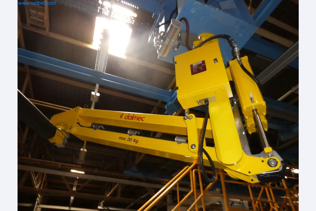 Robots, welding equipment and assembly accessories from the automotive industry-6