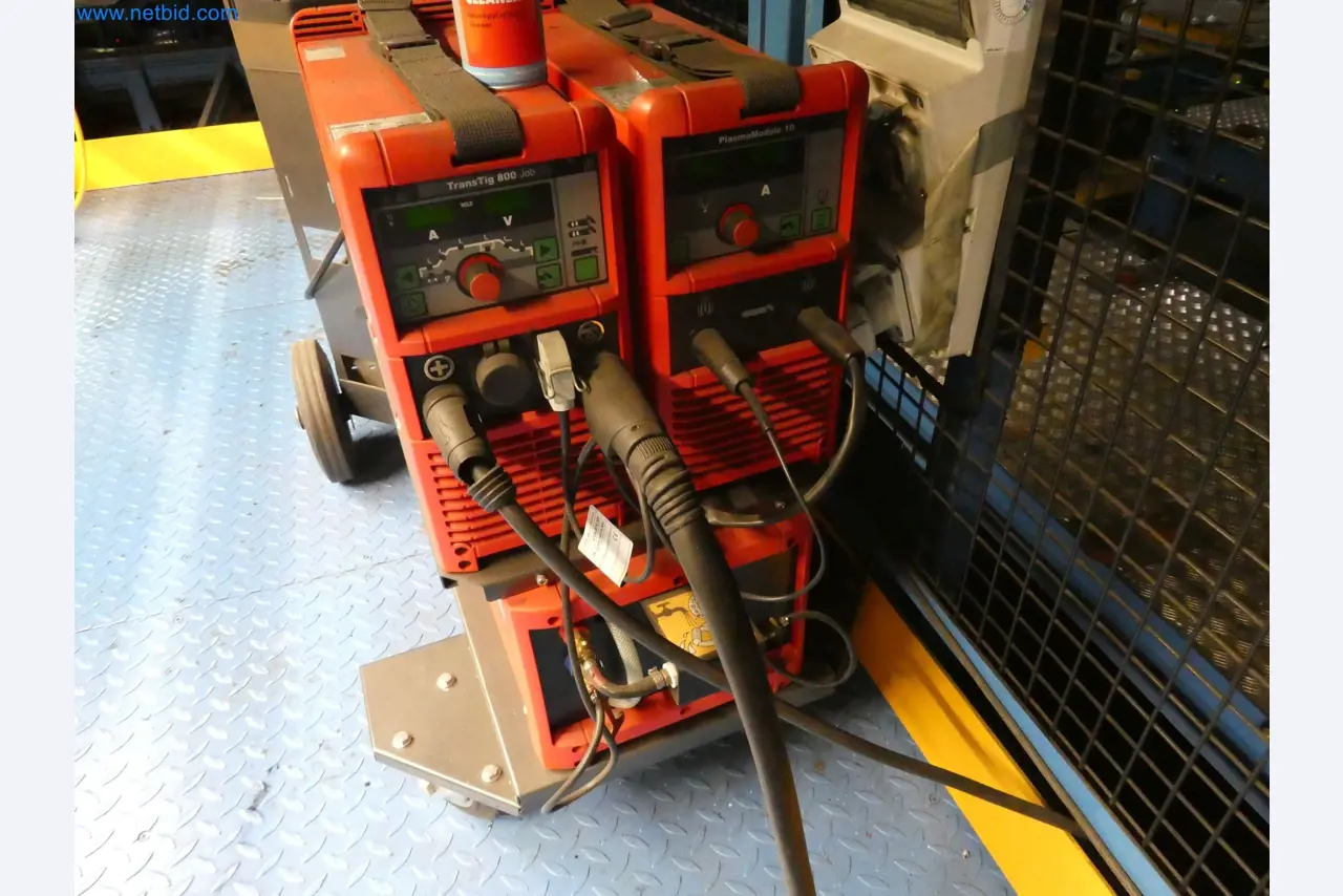 Robots, welding equipment and assembly accessories from the automotive industry-1