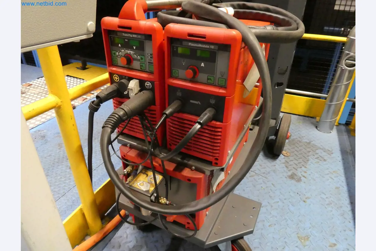 Robots, welding equipment and assembly accessories from the automotive industry-1