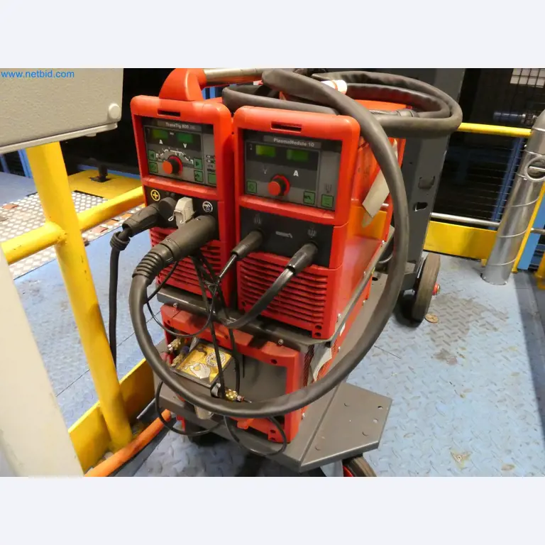 Robots, welding equipment and assembly accessories from the automotive industry-1