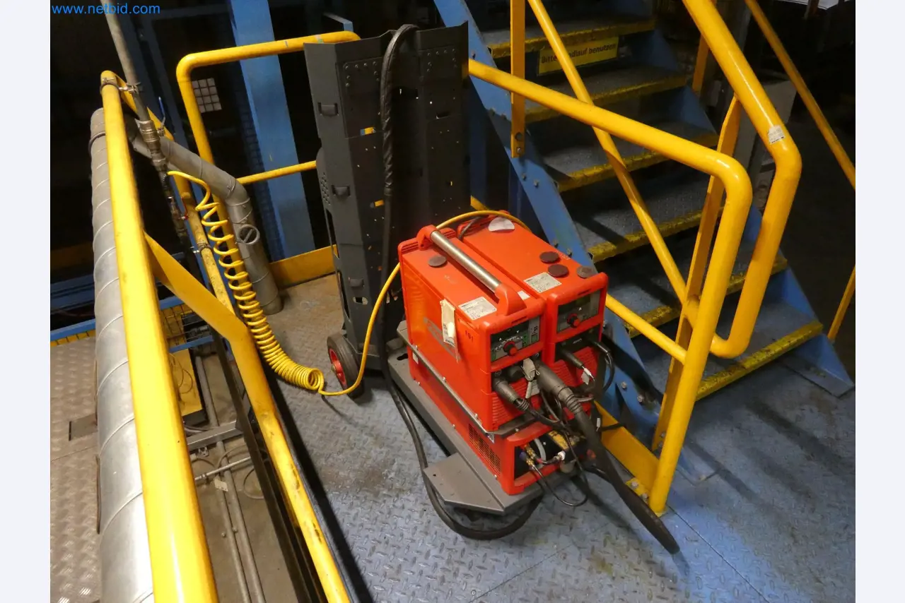 Robots, welding equipment and assembly accessories from the automotive industry-3