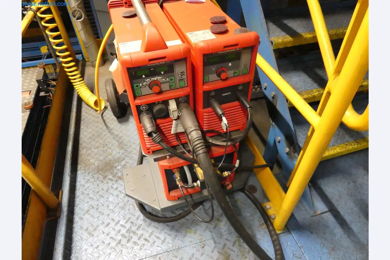 Robots, welding equipment and assembly accessories from the automotive industry-4