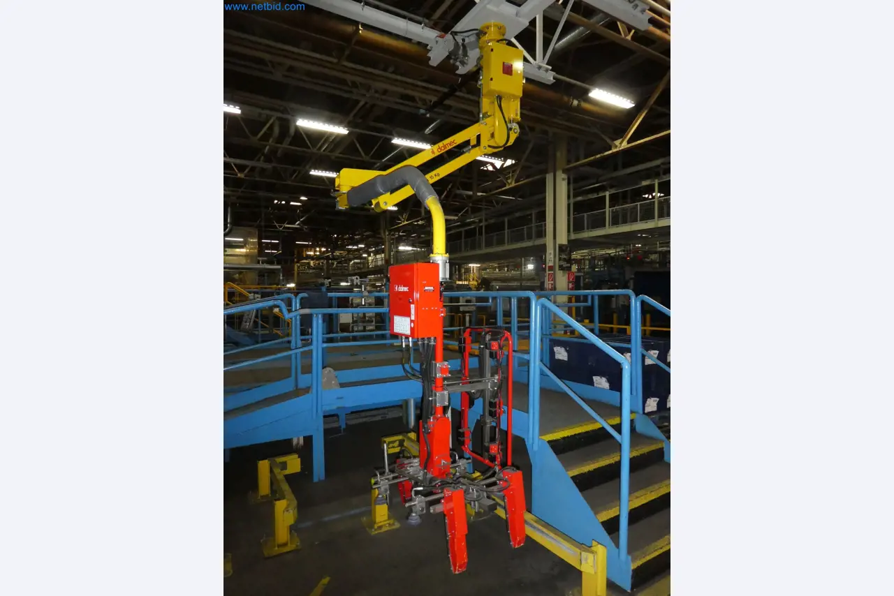 Robots, welding equipment and assembly accessories from the automotive industry-3
