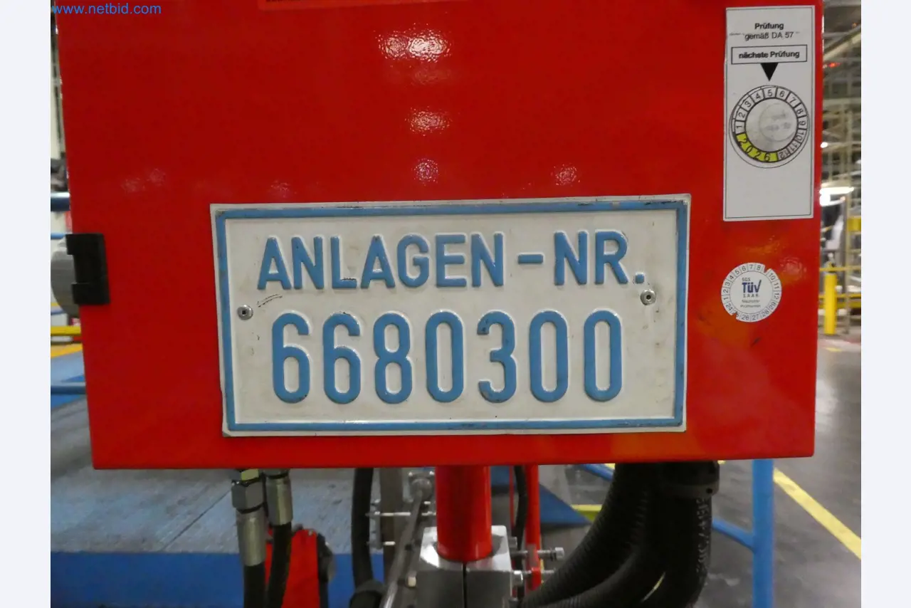 Robots, welding equipment and assembly accessories from the automotive industry-4