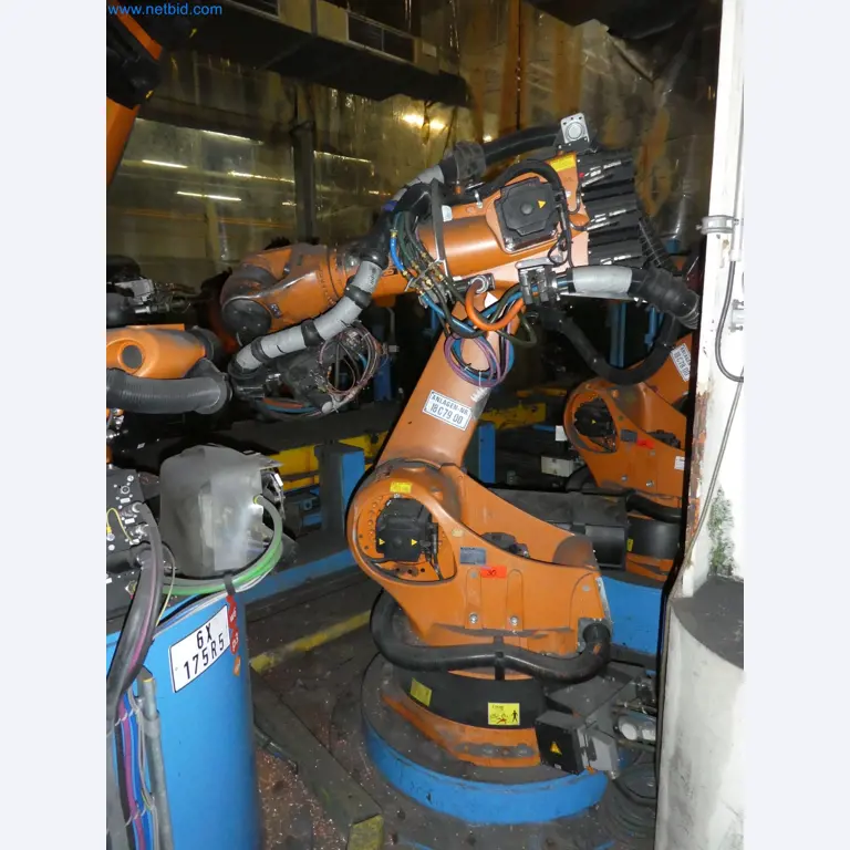 Robots, welding equipment and assembly accessories from the automotive industry-15