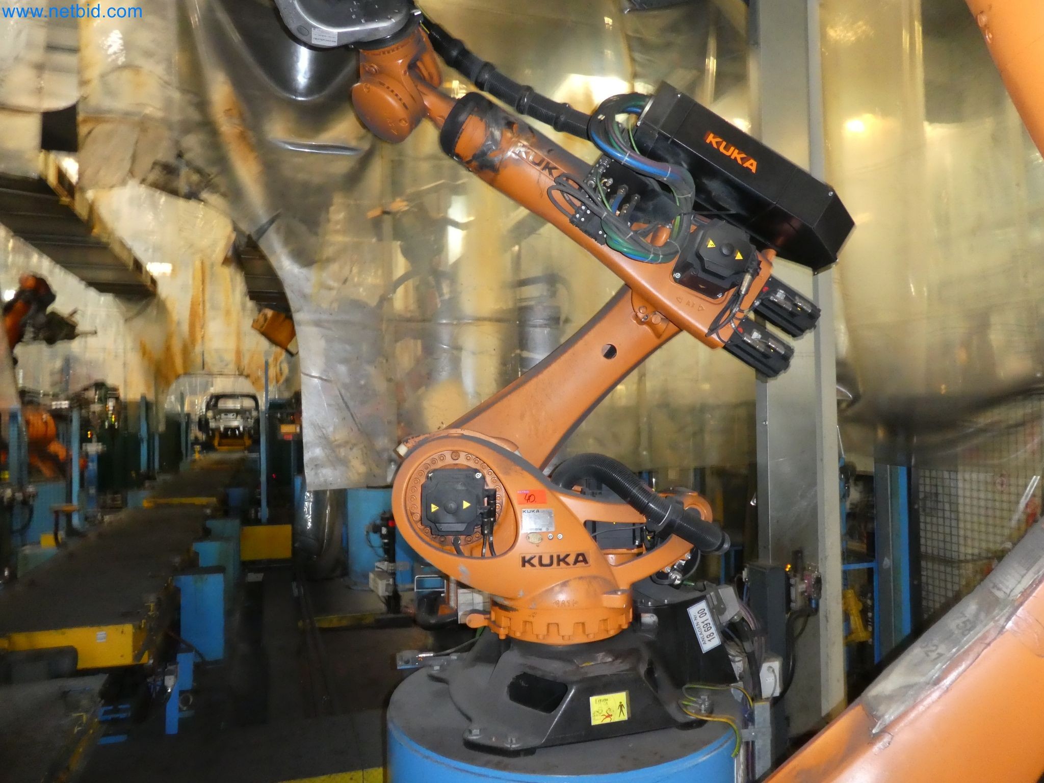 Robots, welding equipment and assembly accessories from the automotive industry-32