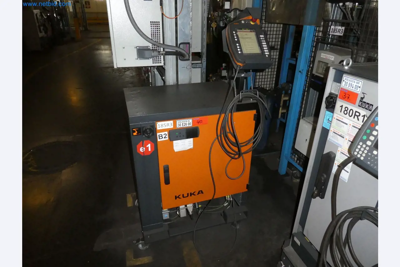 Robots, welding equipment and assembly accessories from the automotive industry-33