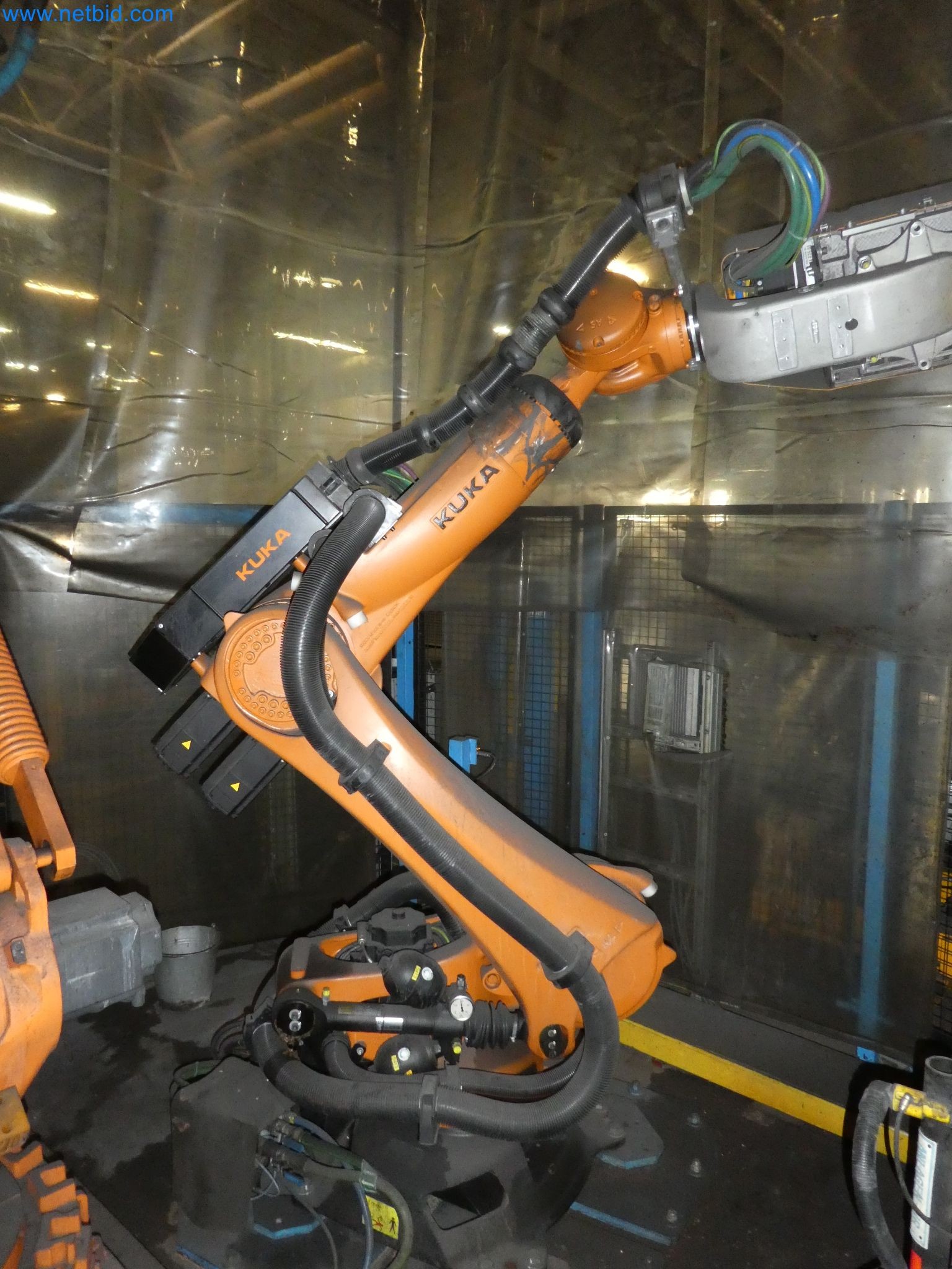 Robots, welding equipment and assembly accessories from the automotive industry-37