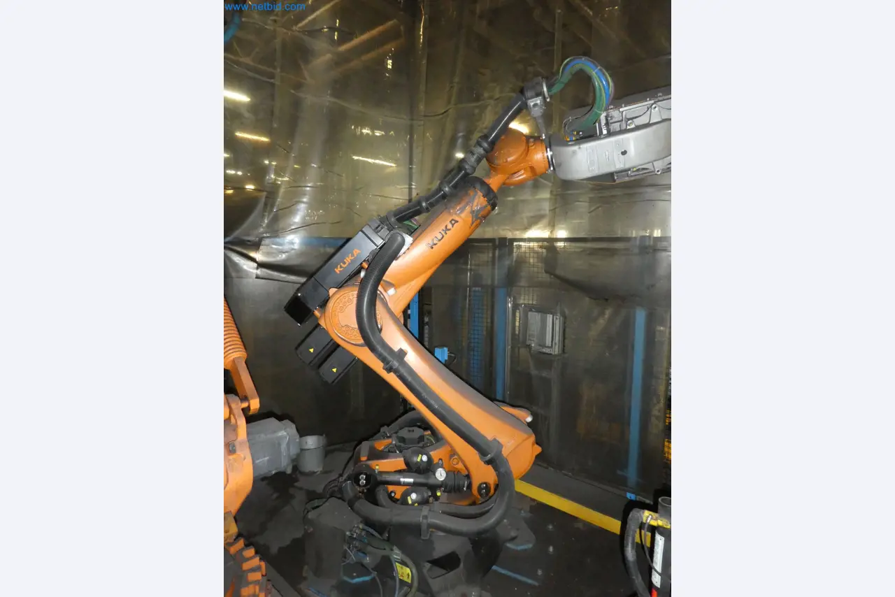 Robots, welding equipment and assembly accessories from the automotive industry-37