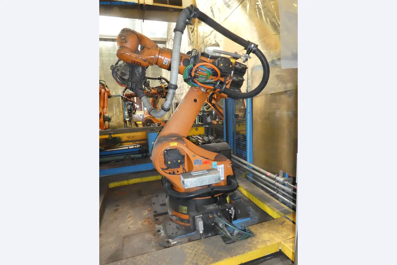Robots, welding equipment and assembly accessories from the automotive industry-39