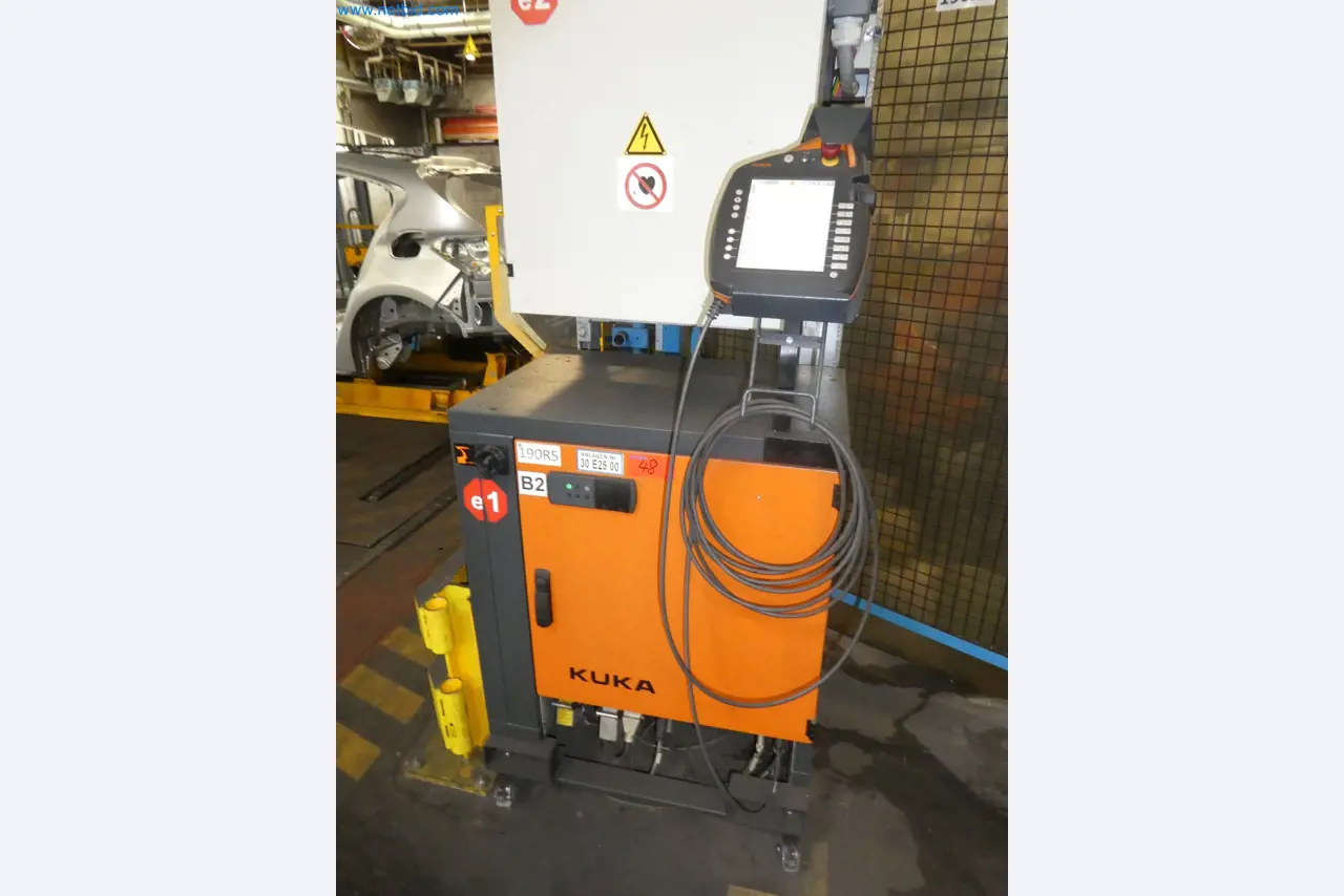 Robots, welding equipment and assembly accessories from the automotive industry-40