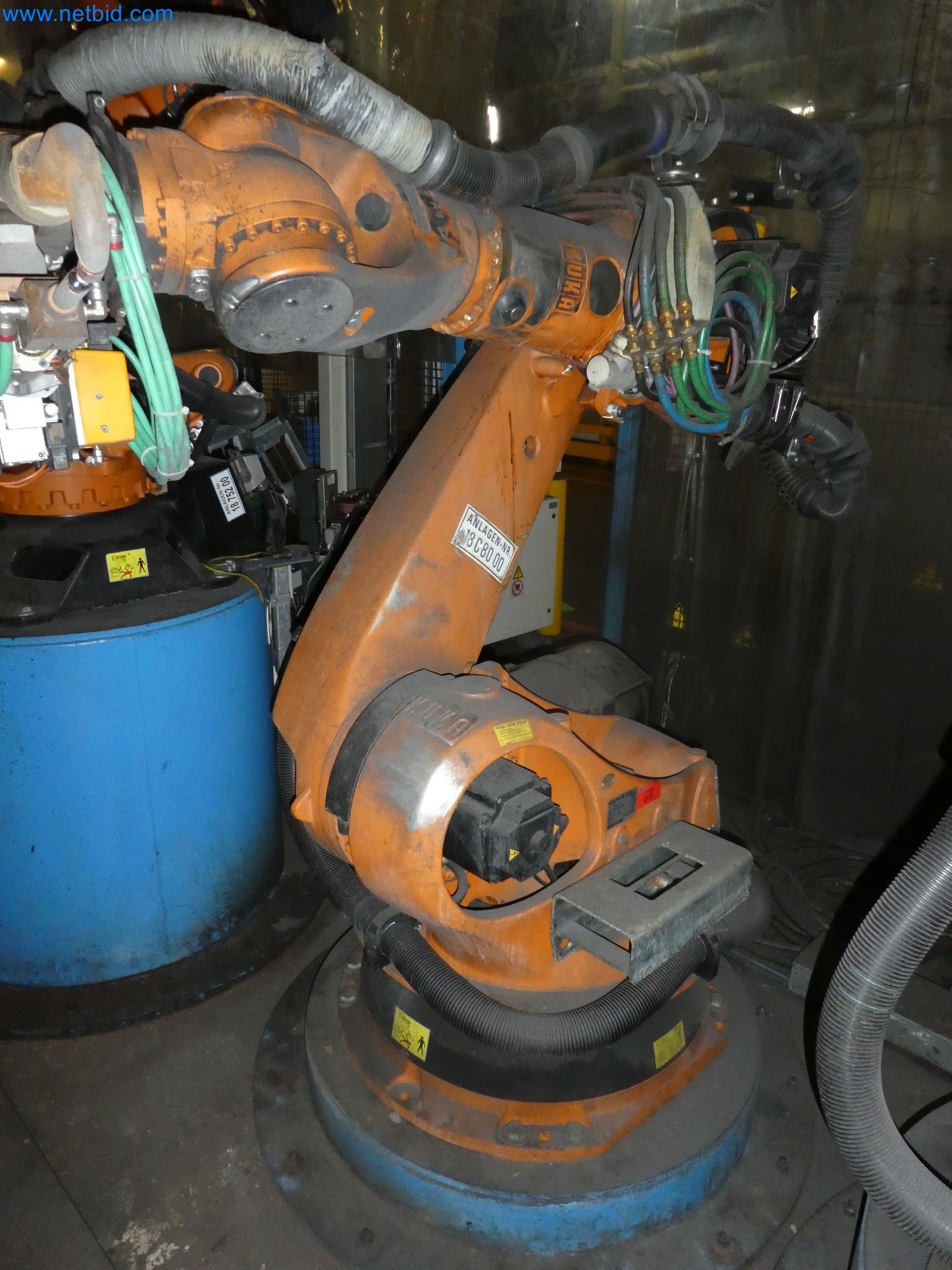 Robots, welding equipment and assembly accessories from the automotive industry-65