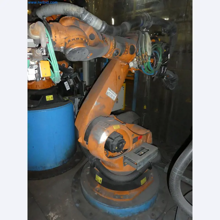 Robots, welding equipment and assembly accessories from the automotive industry-65