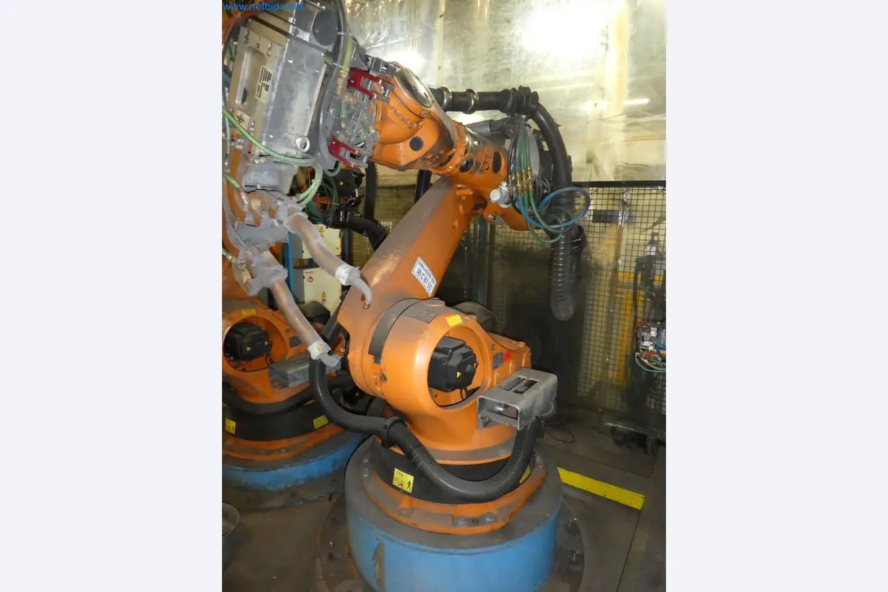 Robots, welding equipment and assembly accessories from the automotive industry-68