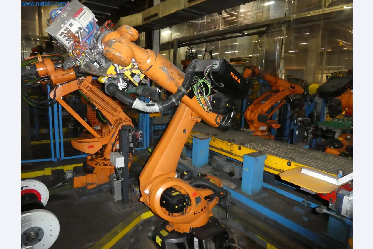Robots, welding equipment and assembly accessories from the automotive industry-8