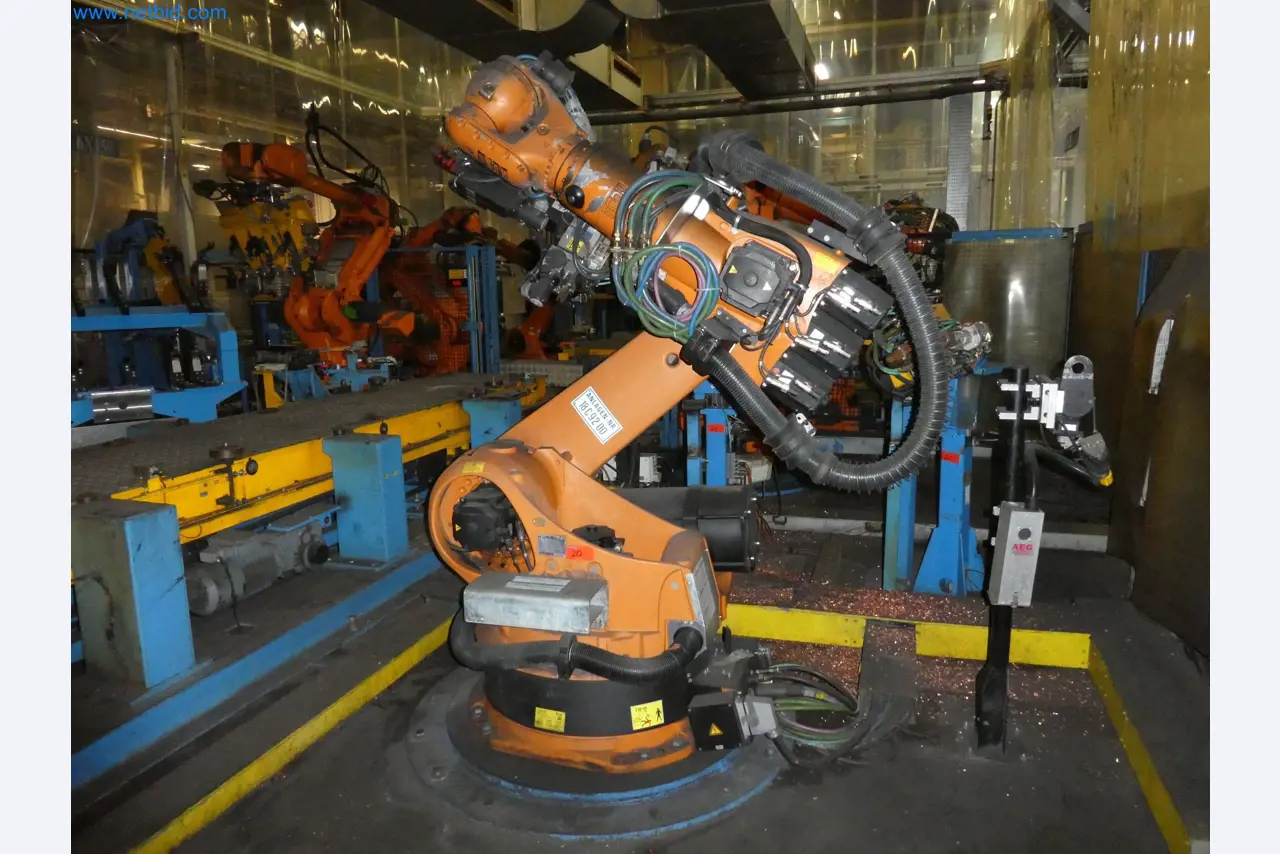 Robots, welding equipment and assembly accessories from the automotive industry-9