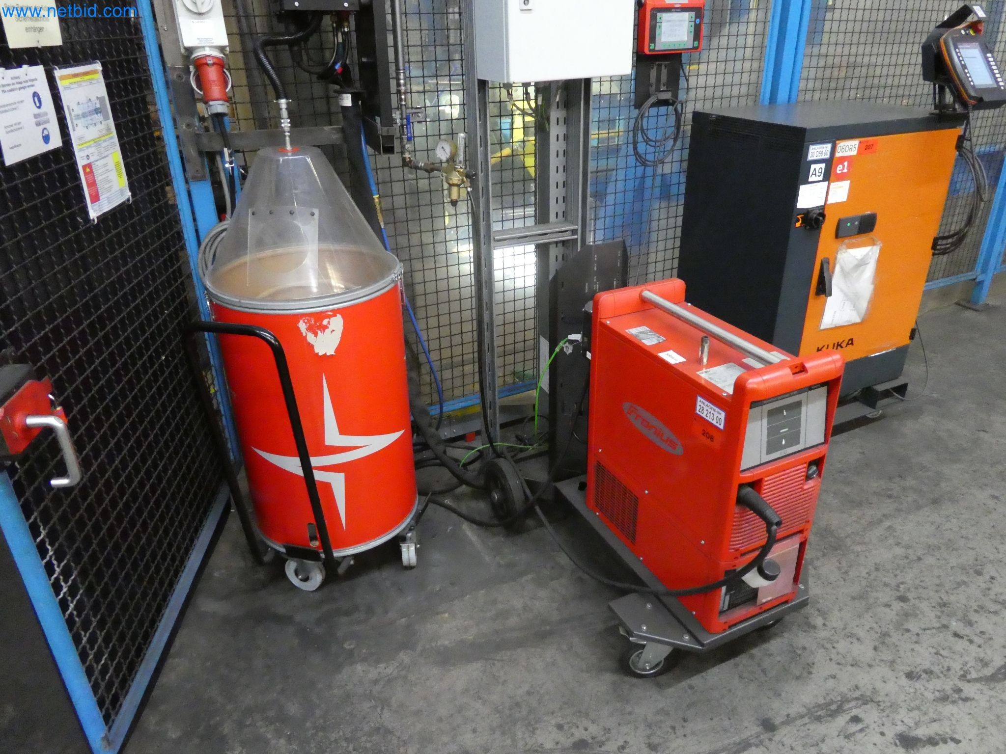 Roboti, varilna oprema in pripomočki za montažo iz avtomobilske industrije-1