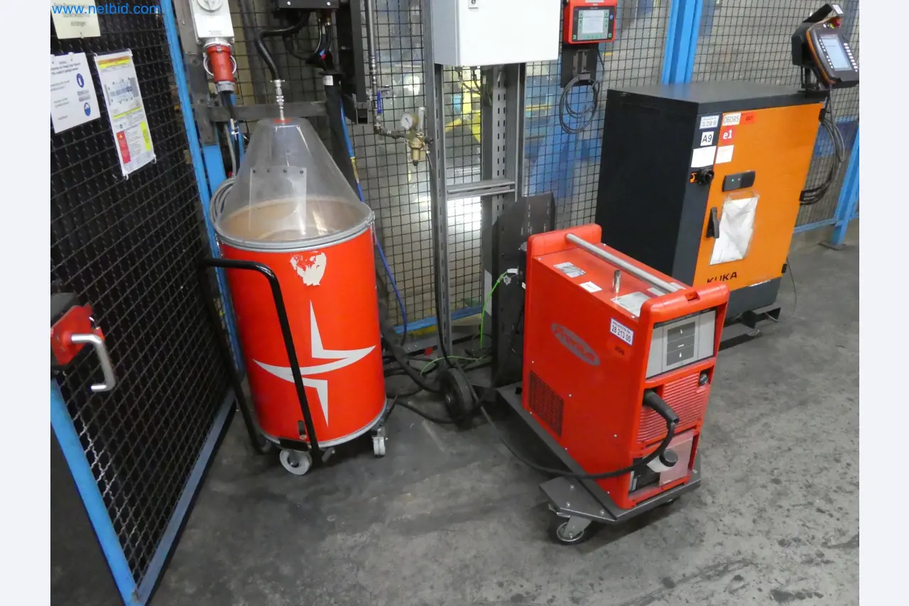 Roboti, varilna oprema in pripomočki za montažo iz avtomobilske industrije-1