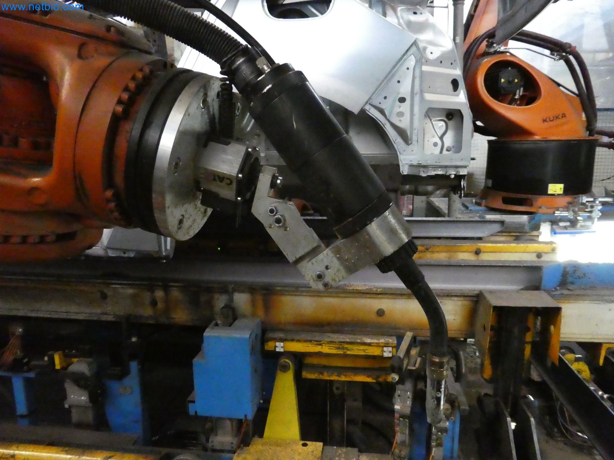 Roboti, varilna oprema in pripomočki za montažo iz avtomobilske industrije-3