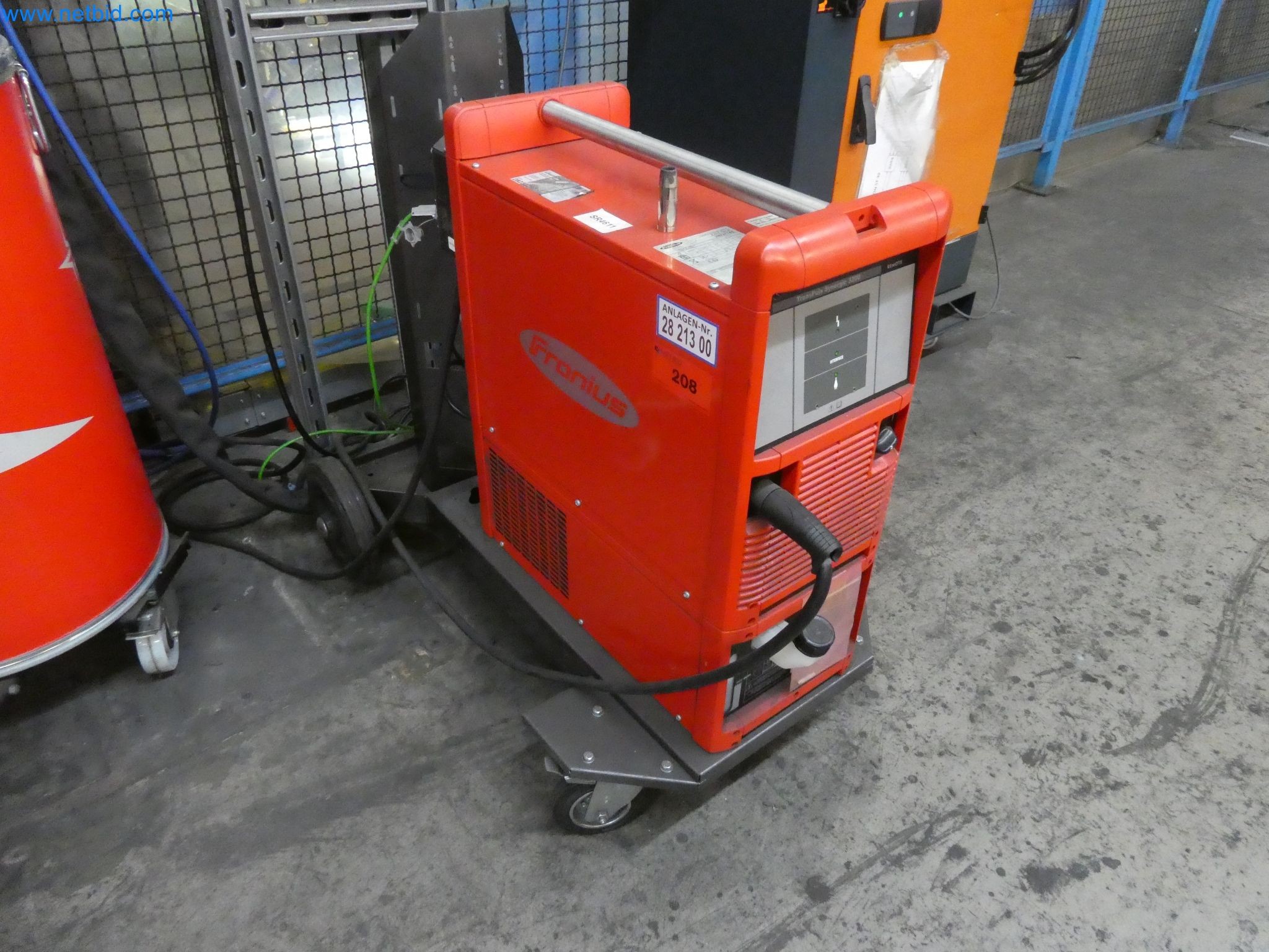 Roboti, varilna oprema in pripomočki za montažo iz avtomobilske industrije-5