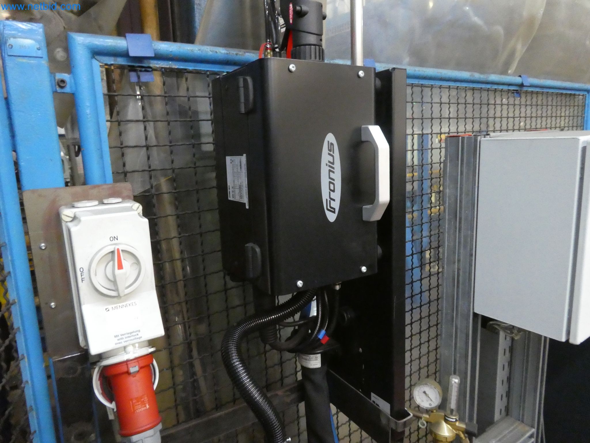 Roboti, varilna oprema in pripomočki za montažo iz avtomobilske industrije-6